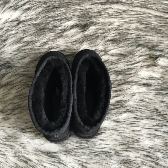 ✨Women’s UGG Classic Short II Boot in Black. ✨ - Picture 4 of 6